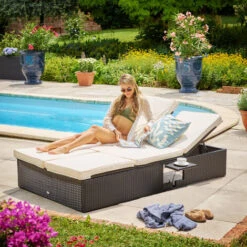 Casaria Lettino Da Sole In Poly Rattan Lettino Per 2 Persone Schienali Inclinabili Con Cuscino Da 7cm Di Spessore 2 Tavolini Pieghevoli Nero -LettoMania Italia 19654953 5